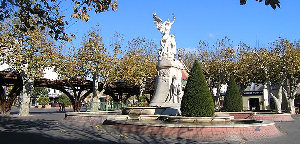 statue village d'aubagne